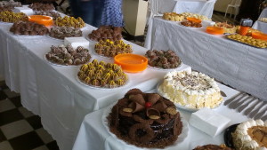 FOTO: A foto mostra os alimentos na mesa principal do buffet.  