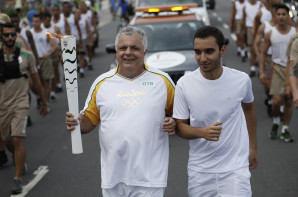 FOTO: João Bosco conduzido a Tocha Olímpica em sua passagem por Salvador.