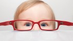 Foto: Foto ilustrativa de um bebê usando óculos vermelho.