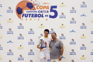FOTO: Cássio Reis recebendo o prêmio de melhor jogador da competição. 