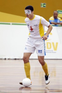 FOTO: Cássio Reis jogando em destaque com a bola no campo.
