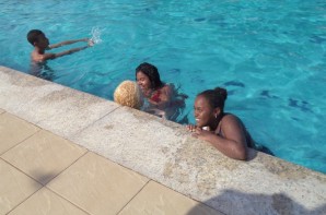 FOTO: Quatro alunos brincam na piscina. 