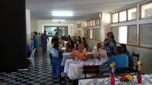 FOTO: A foto mostra o salão do refeitório, com os colaboradores sentados a mesa.