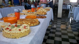 FOTO: A foto mostra os alimentos na mesa principal do buffet.  