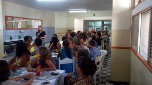 FOTO:  A foto mostra os colaboradores ouvindo o discurso da Presidente Sra. Heliana Guimarães Diniz. 