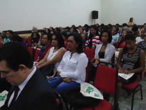 FOTO: Foto da plateia com foco para as colaboradoras do ICB (da esquerda para direita) Professora Rosely dos Santos, Tatiane Carla e Claudia Sampaio. 