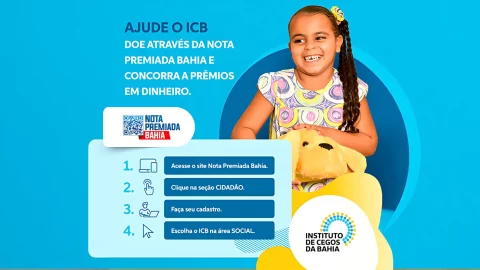 banner com um fundo azul claro, começando com o título: “Ajude o ICB. Doe através da Nota Premiada Bahia e concorra a prêmios em dinheiro.” Embaixo, a marca da Nota Premiada Bahia dentro de um balão branco. Em seguida um quadro com o passo a passo, na posição 1: acesse o site Nota Premiada Bahia. Na posição 2: clique na seção cidadão. Na posição 3: faça seu cadastro. E na posição 4: escolha o ICB na área social. No lado direito superior, uma foto de uma criança usuária do ICB em pé e sorrindo, com um cachorro de pelúcia marrom na mão. No rodapé direito, a logo do Instituto de Cegos da Bahia.
