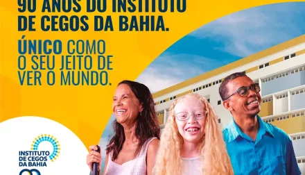 banner de cor predominante amarela. No topo o texto: “90 anos do Instituto de Cegos da Bahia. Único como seu jeito de ver o mundo. Ao centro em destaque uma foto de três pessoas na linha da cintura. À esquerda uma senhora sorrindo, segurando sua bengala, vestida com uma camisa rosa clara. Ao centro uma criança usando óculos e de camisa branca sorrindo. E à direita um homem de camisa azul, usando óculos e também sorrindo. Ao fundo da foto a projeção da nova sede do ICB. No rodapé à esquerda a marca do ICB 90 Anos.