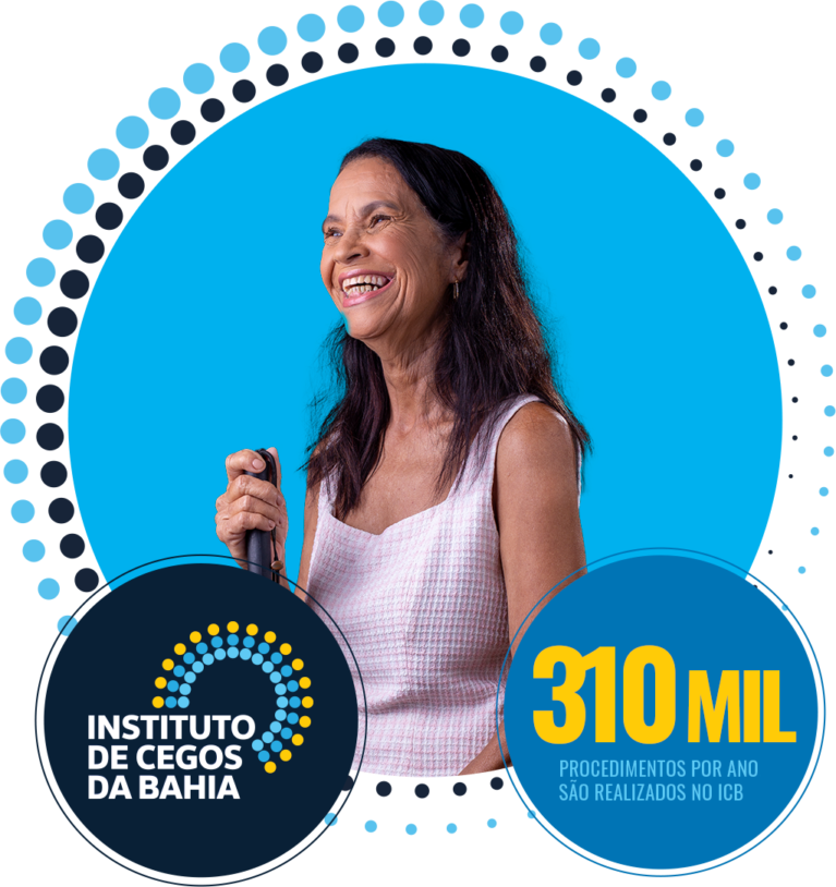 foto de uma senhora cega, com um vestido branco. Ela está de pé, sorrindo e segurando uma bengala.