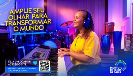 banner com a foto de uma aluna do ICB no estúdio de música. Ela está sentada, tocando um teclado, utilizando um fone de ouvido, vestida com uma camisa amarela e sorrindo. Ao fundo outros instrumentos de percussão. Do lado esquerdo o texto: 